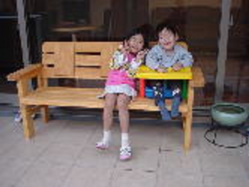 無題背付きベンチに腰掛ける子供たち250%.png